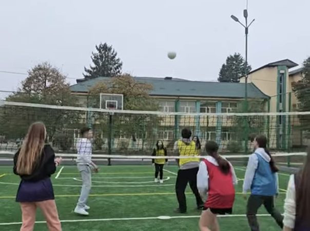 Președintele CJ Dâmbovița, Corneliu Ștefan, a fost prezent la inaugurarea noilor terenuri de fotbal și baschet la Liceul Teoretic „I. C. Vissarion” din Titu