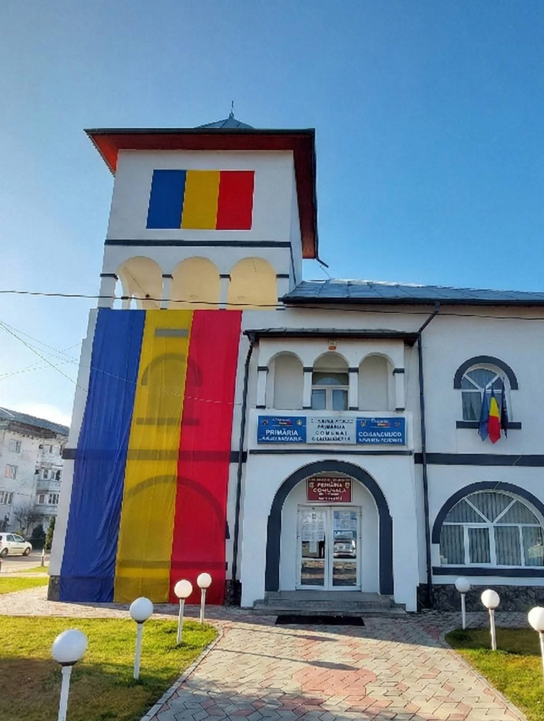 Primăria Voinești, împodobită în culorile tricolorului de Ziua Națională. Mesaj emoționant al primarului Gabriel Dănuț Sandu