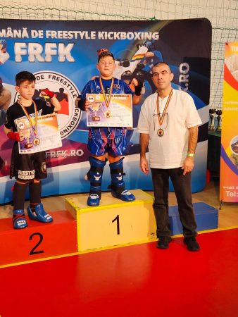Răcari are doi campioni la kickboxing – Dumitru Patrick și Dumitru Albert