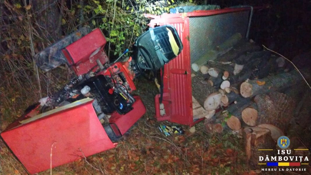 Salvare la timp: Bărbat prins sub o remorcă cu lemne răsturnată 