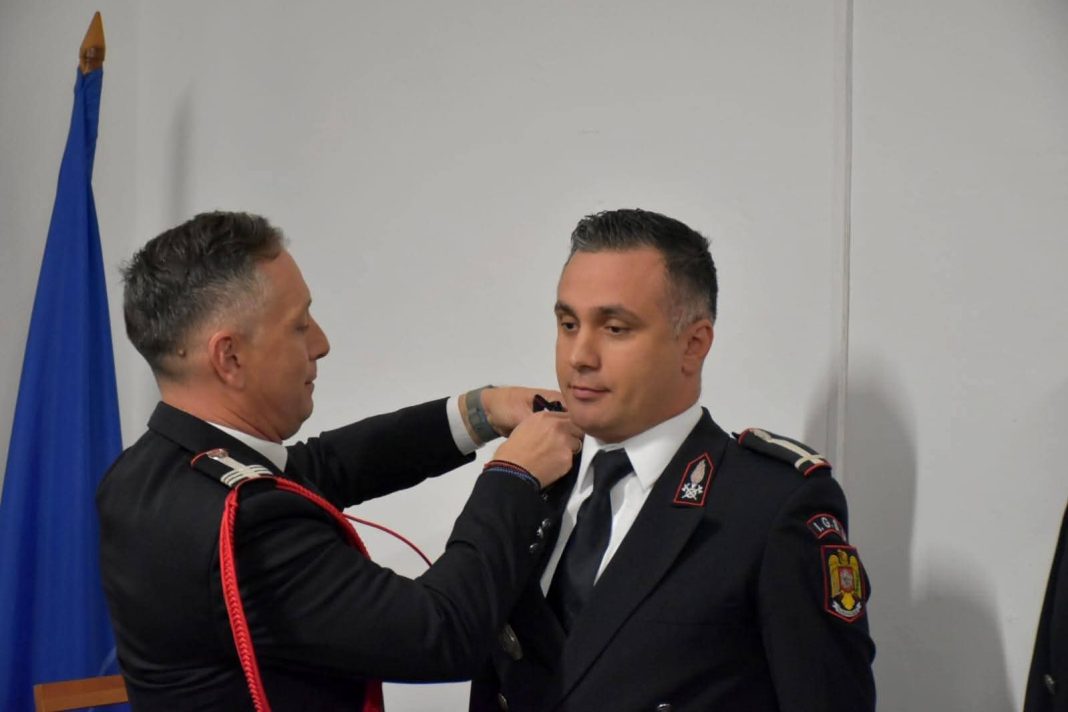 Șapte pompieri dâmbovițeni, avansați în grad înainte de Ziua Națională a României