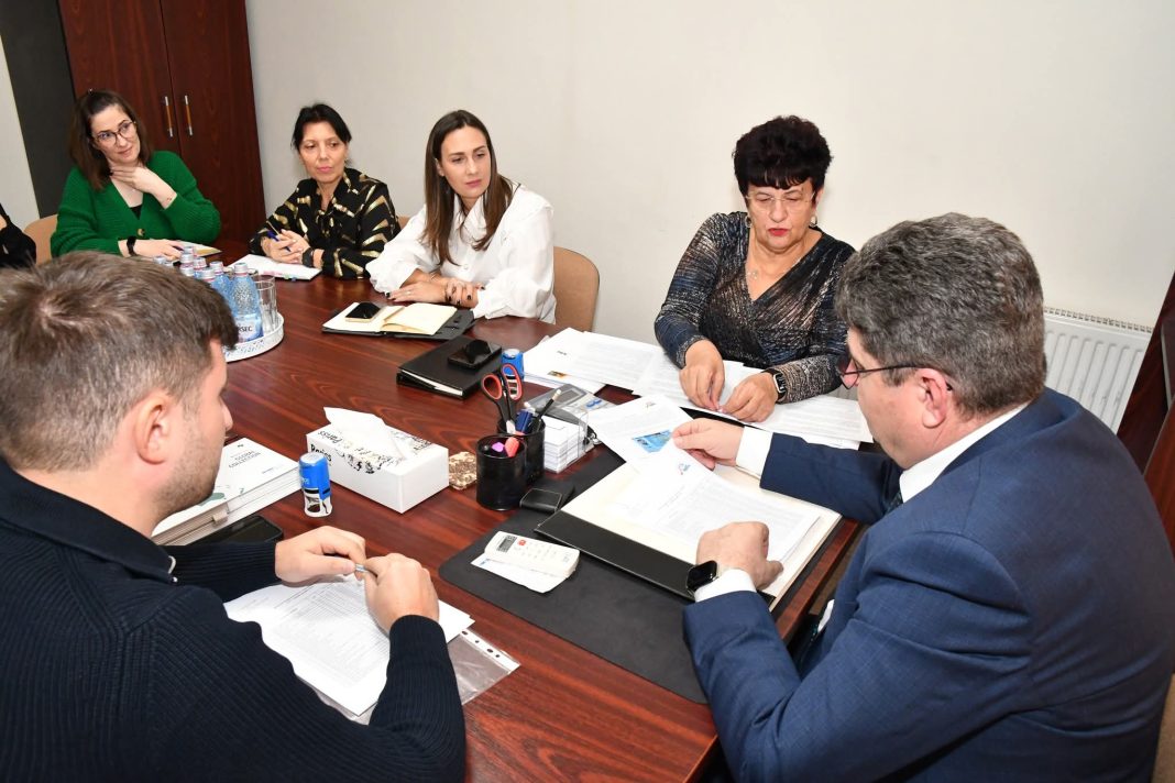 Școala Gimnazială Colacu intră într-o nouă etapă de modernizare: A fost semnat contractul pentru dotarea unității de învățământ cu mobilier nou