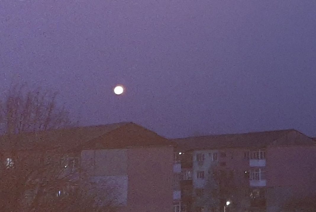 Superlună de toamnă: Miercuri noaptea, cerul României va fi luminat de cea mai mare Lună plină a anului, dar vremea pare ca nu e prielnică 