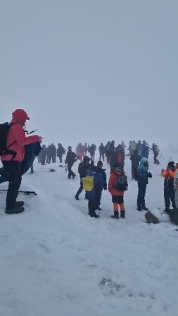 Vreme extrem de capricioasă de Ziua Sfinxului, sute de turiști au reușit totuși să urce în Masivul Bucegi,  Salvamont Dâmbovița și jandarmii montani – la datorie