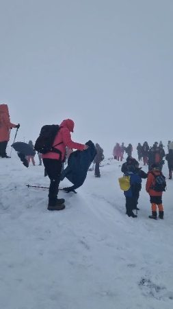 Vreme extrem de capricioasă de Ziua Sfinxului, sute de turiști au reușit totuși să urce în Masivul Bucegi,  Salvamont Dâmbovița și jandarmii montani – la datorie