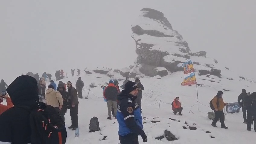 Vreme extrem de capricioasă de Ziua Sfinxului, sute de turiști au reușit totuși să urce în Masivul Bucegi,  Salvamont Dâmbovița și jandarmii montani – la datorie