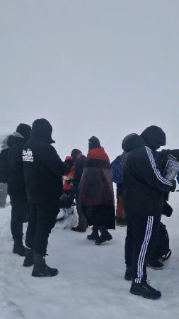 Vreme extrem de capricioasă de Ziua Sfinxului, sute de turiști au reușit totuși să urce în Masivul Bucegi,  Salvamont Dâmbovița și jandarmii montani – la datorie