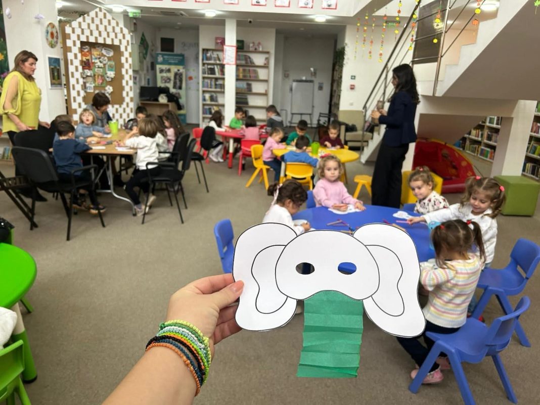 Zilele Bibliotecii Județene Dâmbovița au debutat cu atelierul „Micii exploratori ai poveștilor”