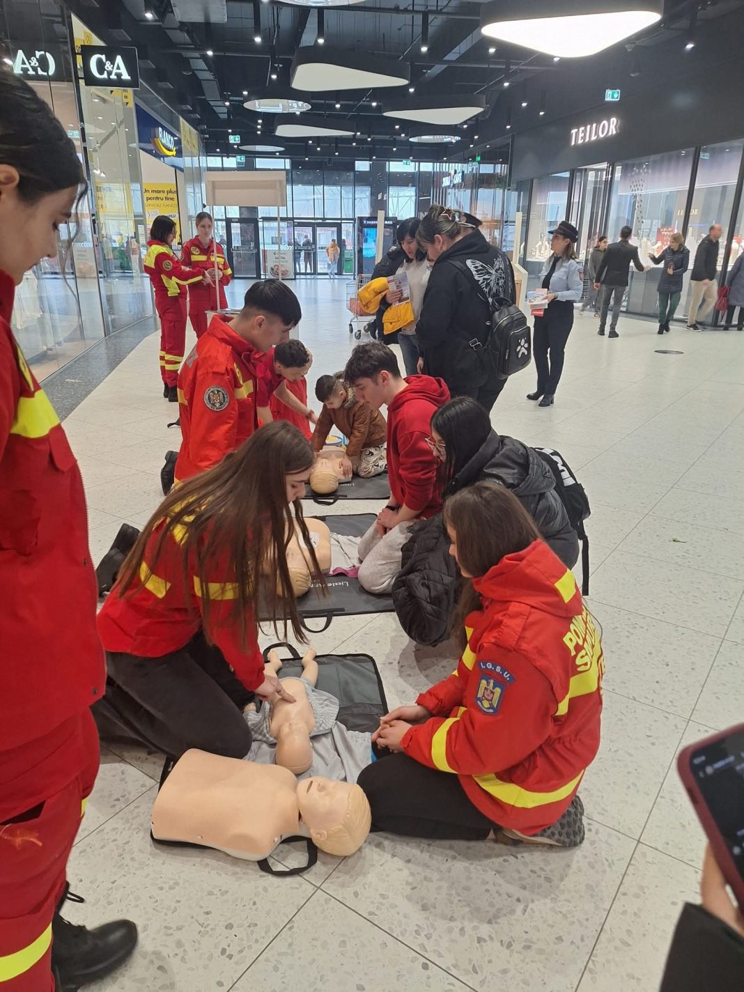 5 decembrie – Ziua Internațională a Voluntariatului. Eroii care aleg să ajute din pasiune