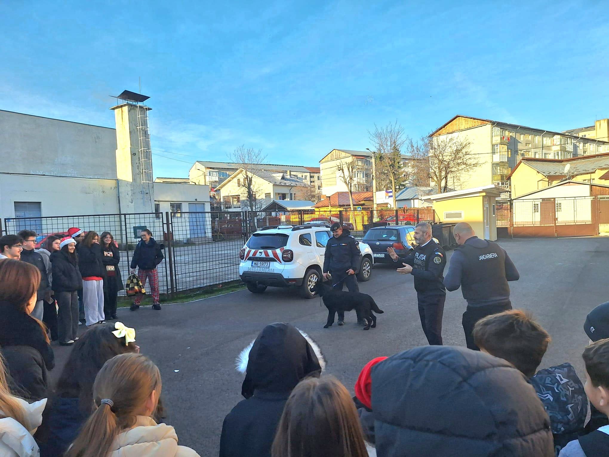 Acțiune de prevenire desfășurată de jandarmi și polițiști la Colegiul Național „Constantin Carabella"