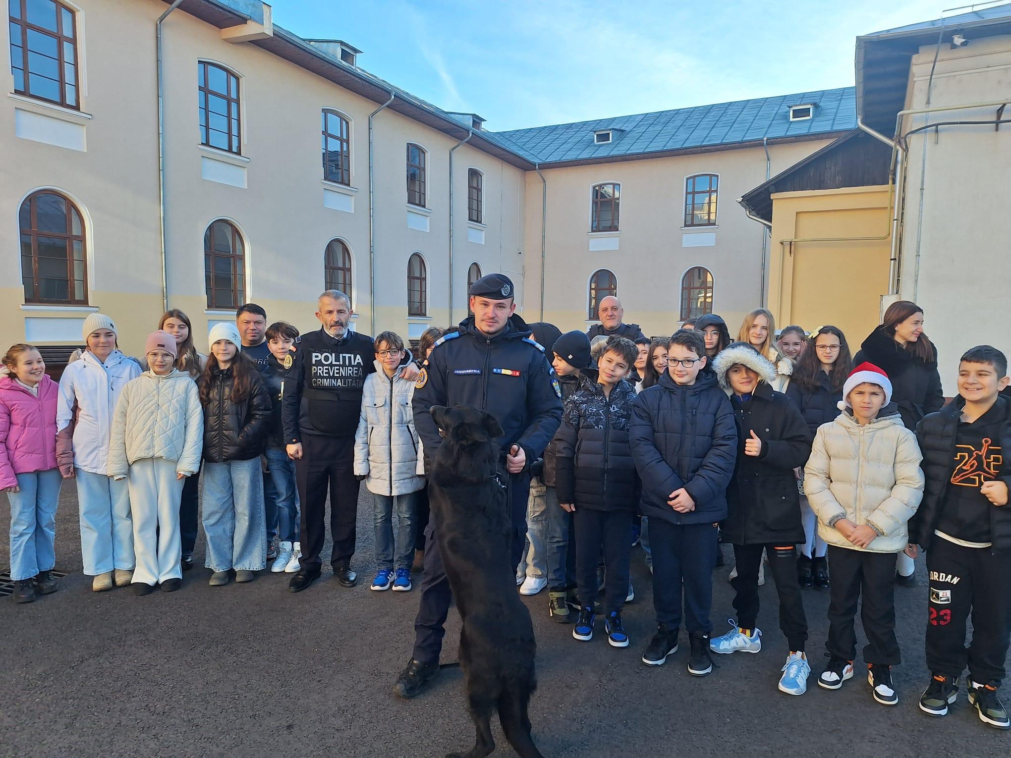 Acțiune de prevenire desfășurată de jandarmi și polițiști la Colegiul Național „Constantin Carabella"