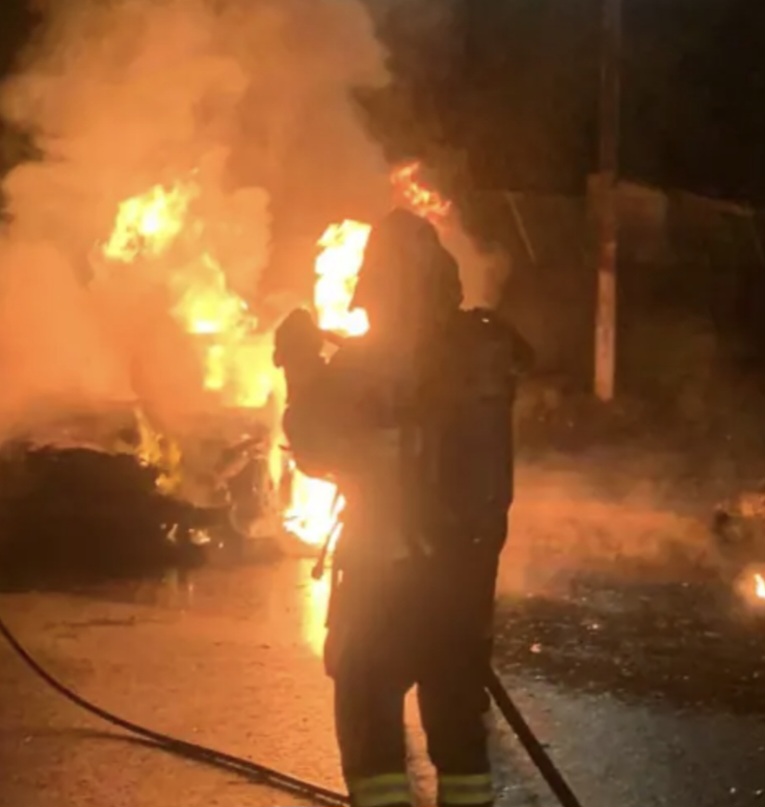 Autoturism cuprins de flăcări în Târgoviște, în toiul nopții