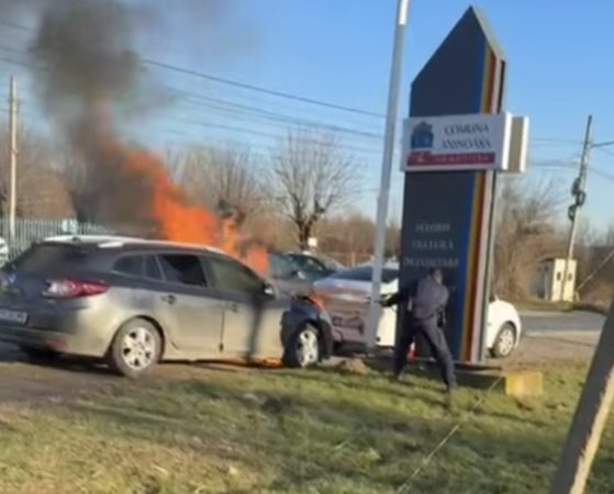 Autoturism în flăcări după un accident pe DN 71, la Aninoasa, jandarmii au intervenit primii. VIDEO Autoturism în flăcări după un accident pe DN 71, la Aninoasa, jandarmii au intervenit primii.VIDEO