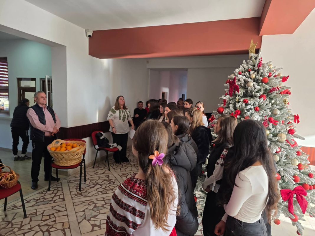 Colindătorii au adus magia Crăciunului la Primăria Dragomirești