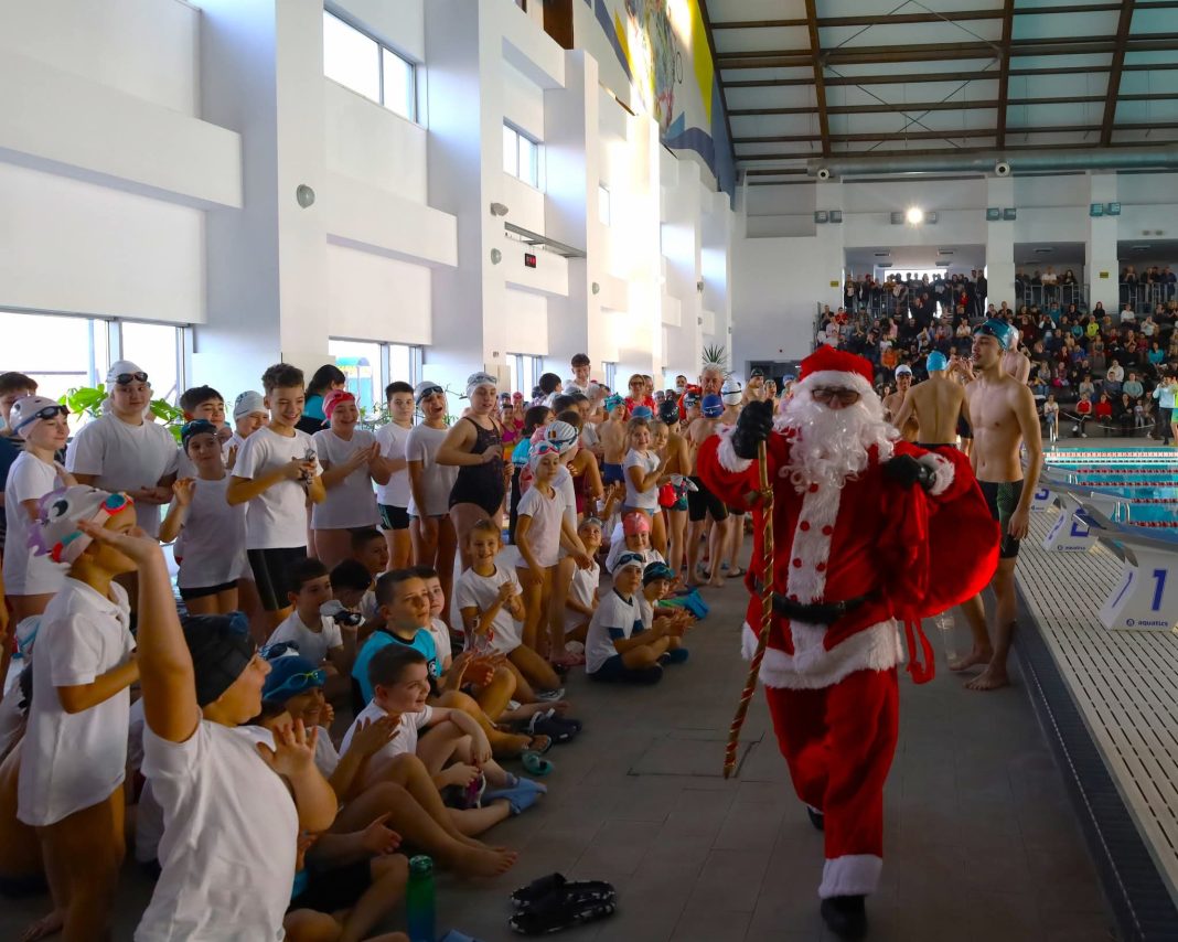 Peste 600 de copii au înotat cu zâmbetul pe buze la Cupa Moș Crăciun