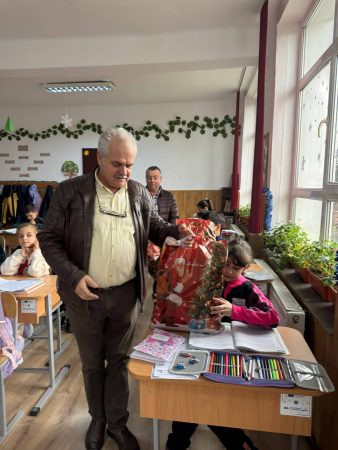 Moș Crăciun a ajuns mai devreme la Mănești: Sute de copii au fost sărbătoriți