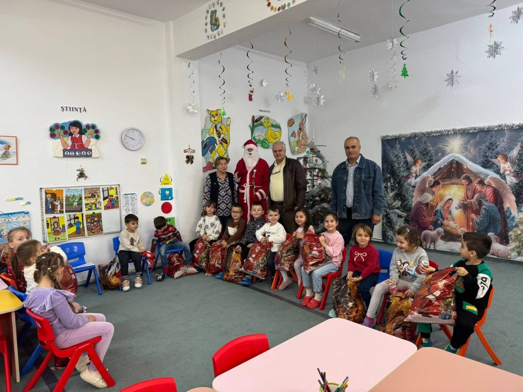 Moș Crăciun a ajuns mai devreme la Mănești: Sute de copii au fost sărbătoriți
