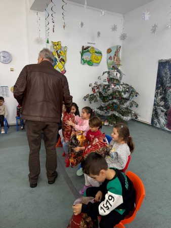 Moș Crăciun a ajuns mai devreme la Mănești: Sute de copii au fost sărbătoriți