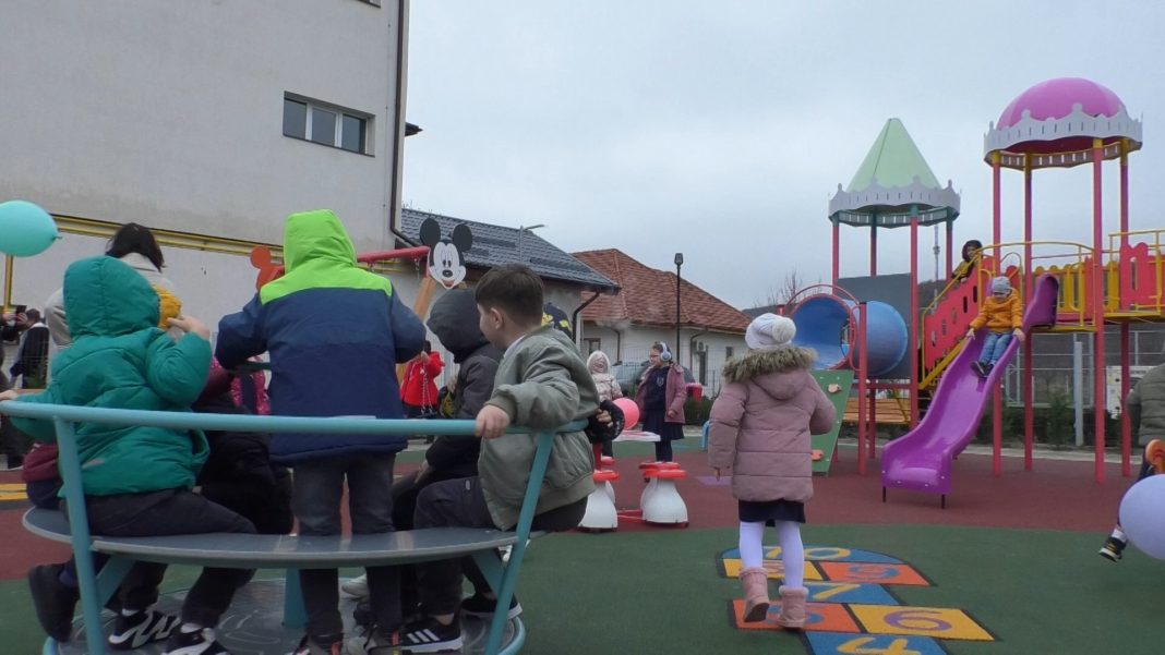 Răzvad investește în viitor: Un nou loc de joacă ultra modetm  pentru copiii comunei. VIDEO