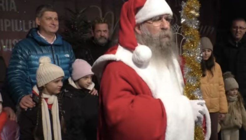 Târgoviște a intrat în spiritul Crăciunului: Parada sosirii lui Moș Crăciun a transformat orașul într-un tărâm de basm.VIDEO