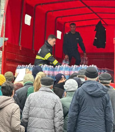 Peste 2 milioane de litri de apă distribuiți populației din Prahova și Dâmbovița în doar o săptămână