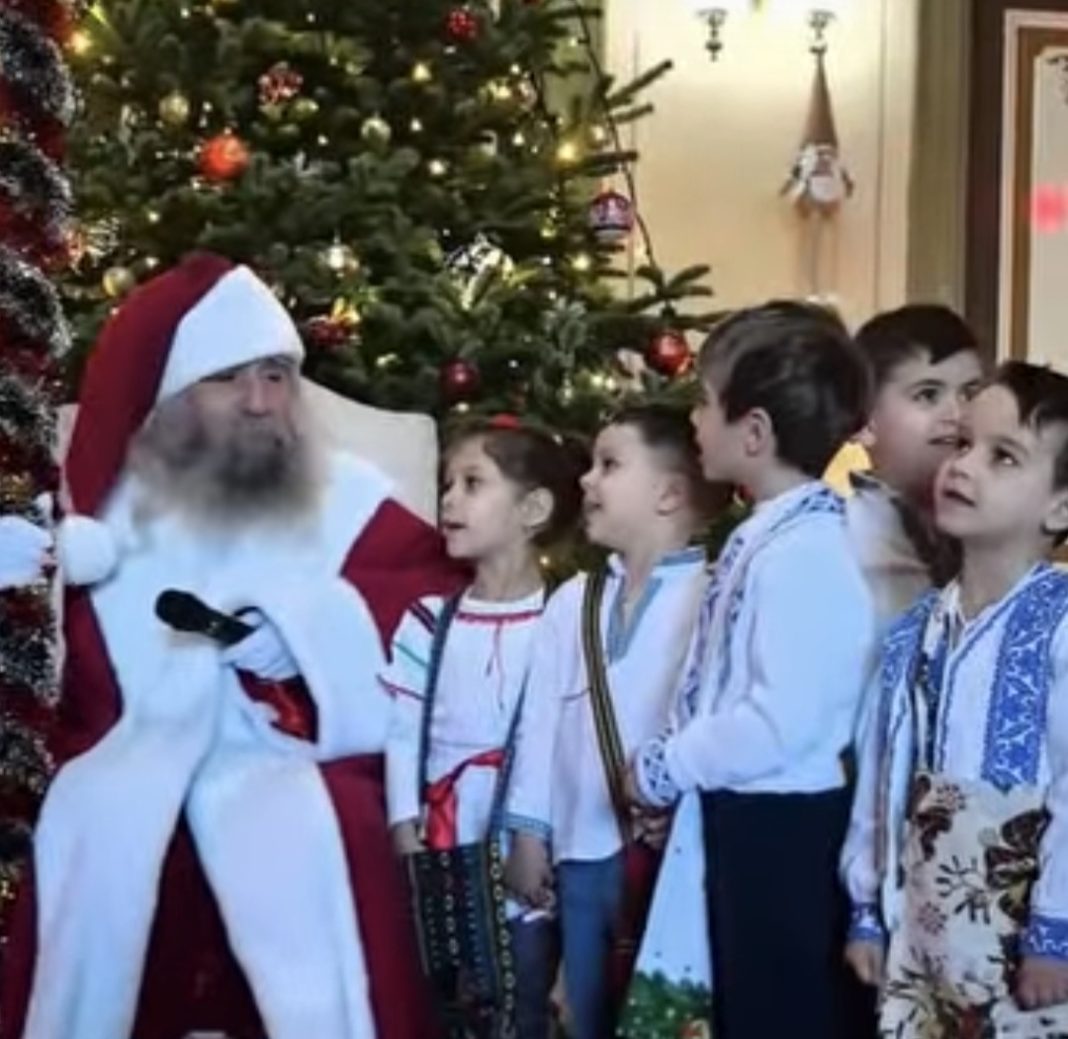 Primii colindători au sosit la Primăria Târgoviște alături de Moș Crăciun