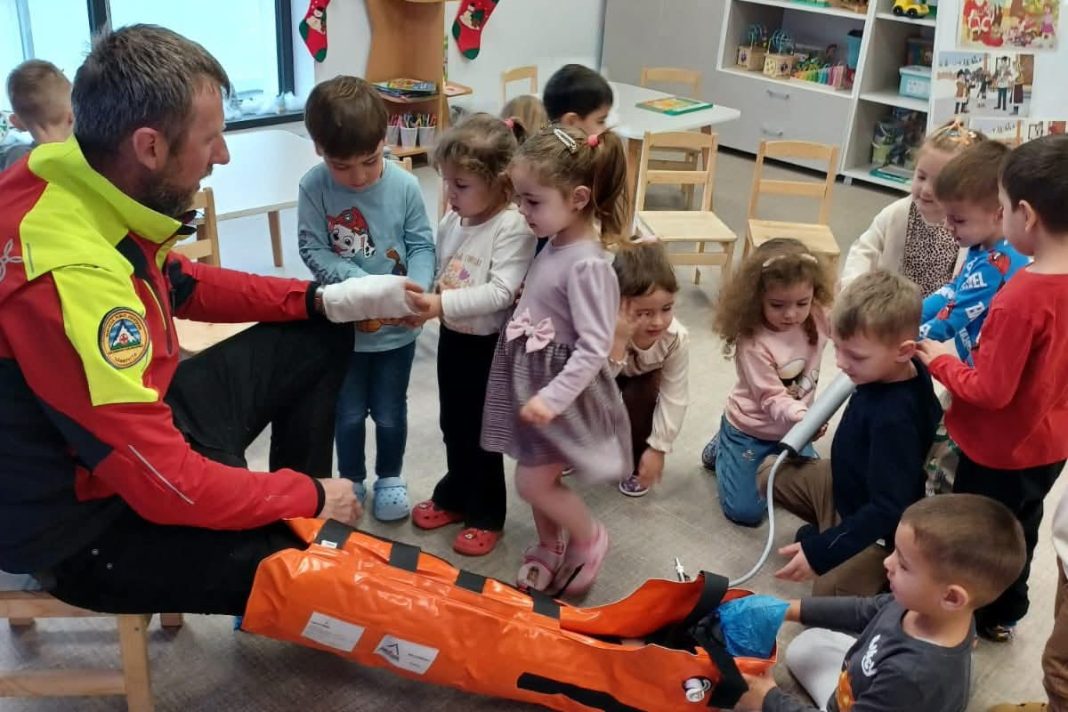 Salvamontiștii îi învață pe copii cum să fie în siguranță pe munte