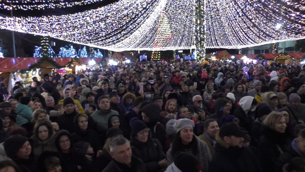  Lumini, drone și magie de sărbători la Târgoviște: Piața Tricolorului s-a transformat într-un spectacol de vis. VIDEO