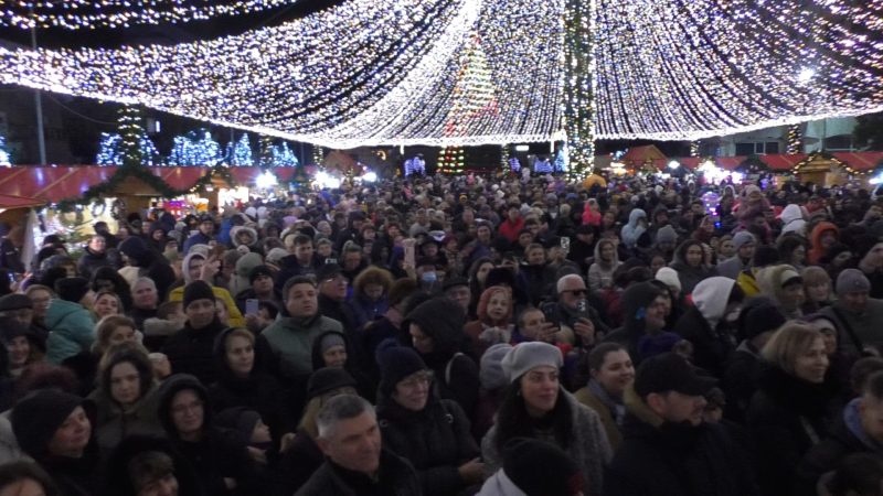 Lumini, drone și magie de sărbători la Târgoviște: Piața Tricolorului s-a transformat într-un spectacol de vis. VIDEO Lumini, drone și magie de sărbători la Târgoviște: Piața Tricolorului s-a transformat într-un spectacol de vis. VIDEO