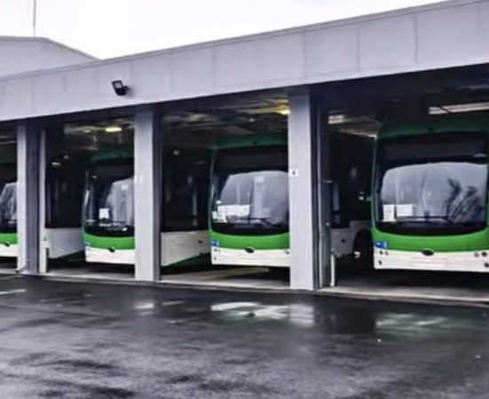 Târgoviște accelerează tranziția verde, primele nouă autobuze electrice au sosit în oraș Târgoviște accelerează tranziția verde, primele nouă autobuze electrice au sosit în oraș