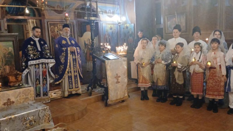 În ziua sfântă de Crăciun, grupul de colindători „Florile Malului” a răspândit bucurie și lumină în întreaga comunitate