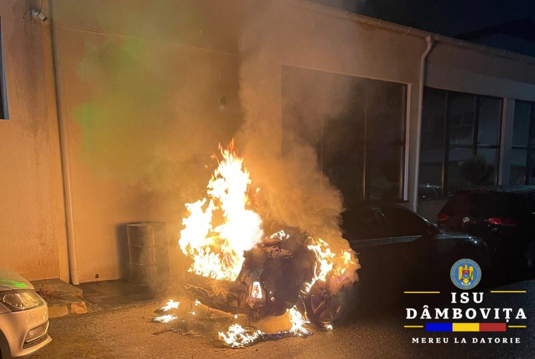 AUTOTURISM CUPRINS DE FLĂCĂRI ÎN MUNICIPIUL TÂRGOVIȘTE