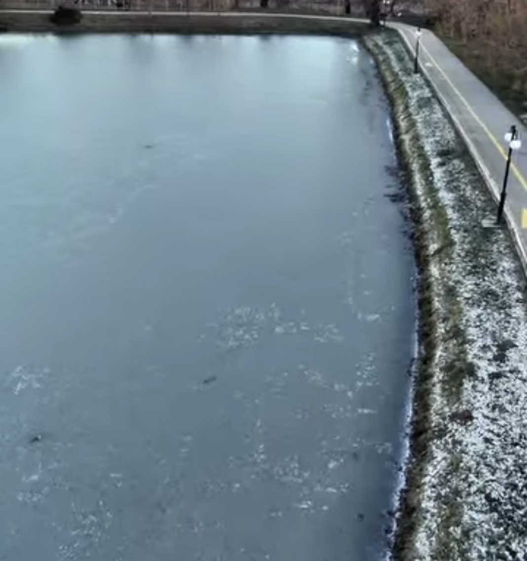 Dimineață geroasă la Târgoviște. Lacul din Parcul Chindia, complet înghețat