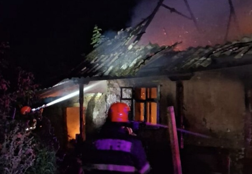 Incendiu la o casă în comuna Tătărani – pompierii au intervenit prompt 