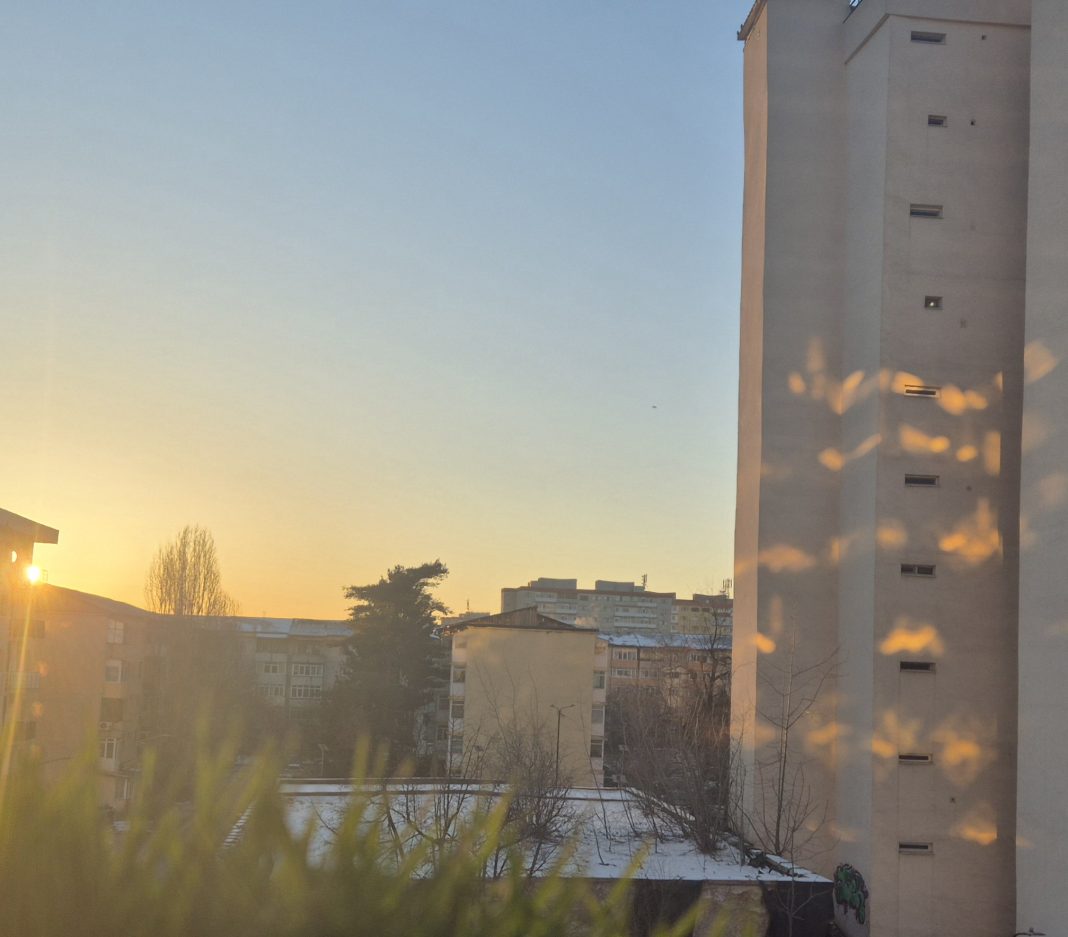 Vreme geroasă astăzi la Târgoviște – temperaturi scăzute și cer variabil 