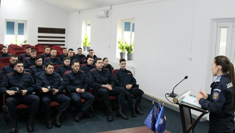 19 viitori subofițeri jandarmi în practică la Jandarmeria Dâmboviţa