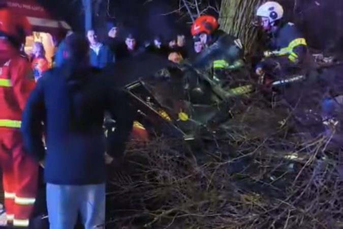 Accident rutier pe DN61: Trei persoane rănite după ce un autoturism a intrat într-un copac