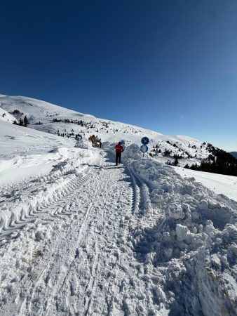 IPJ Dâmbovița: În zona montană, pe DJ 713, polițiștii rutieri sunt prezenți pentru fluidizarea traficului , circulația se desfășoară în condiții de iarnă, partea carosabilă fiind acoperită cu zăpadă, iar accesul autovehiculelor este permis doar celor echipate corespunzător, respectiv cu lanțuri montate