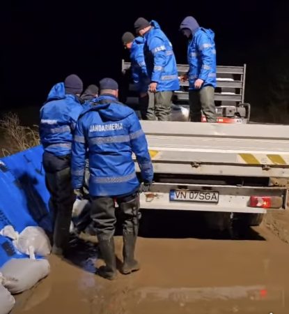 Intervenție a jandarmilor în zonele afectate de inundații 