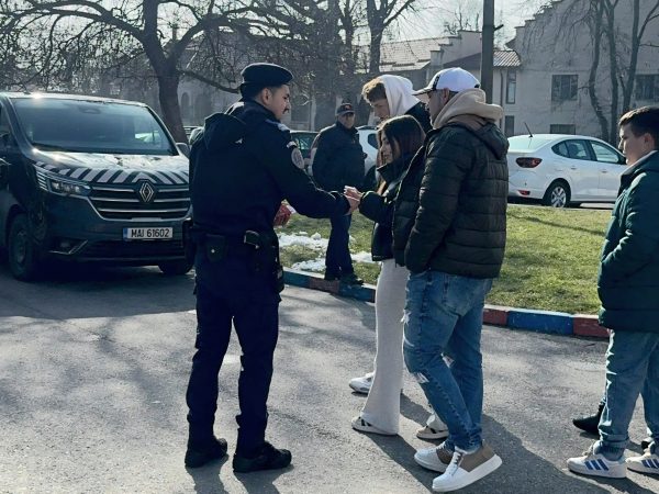 Jandarmii dâmbovițeni au mai avut și o misiune specială: aceea de a aduce zâmbetul pe chipul doamnelor, dominișoarelor și colegelor