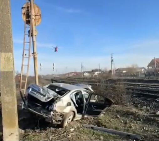La  Voia,  mașină lovită de tren, trei persoane rănite